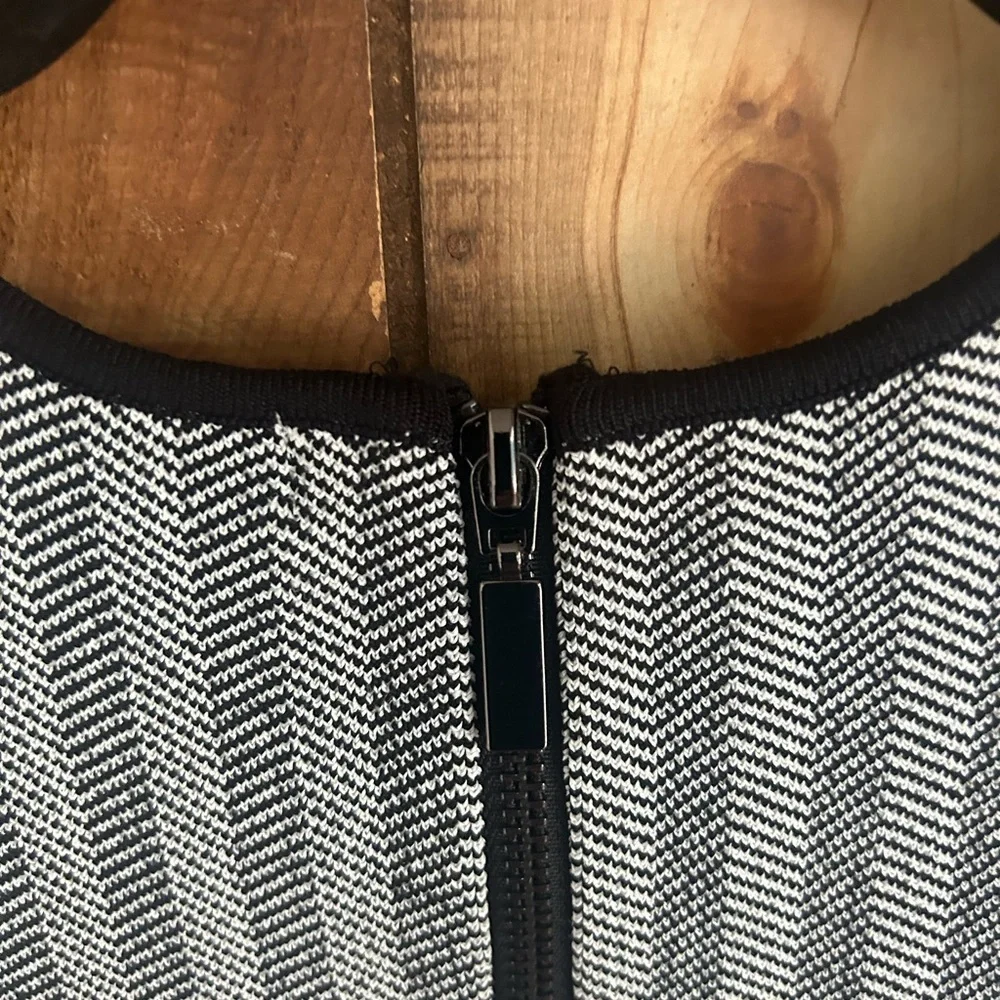 Eva Longoria Sleeveless Chevron Pattern Vest Sweater Black / White Size Medium - Picture 4 of 5